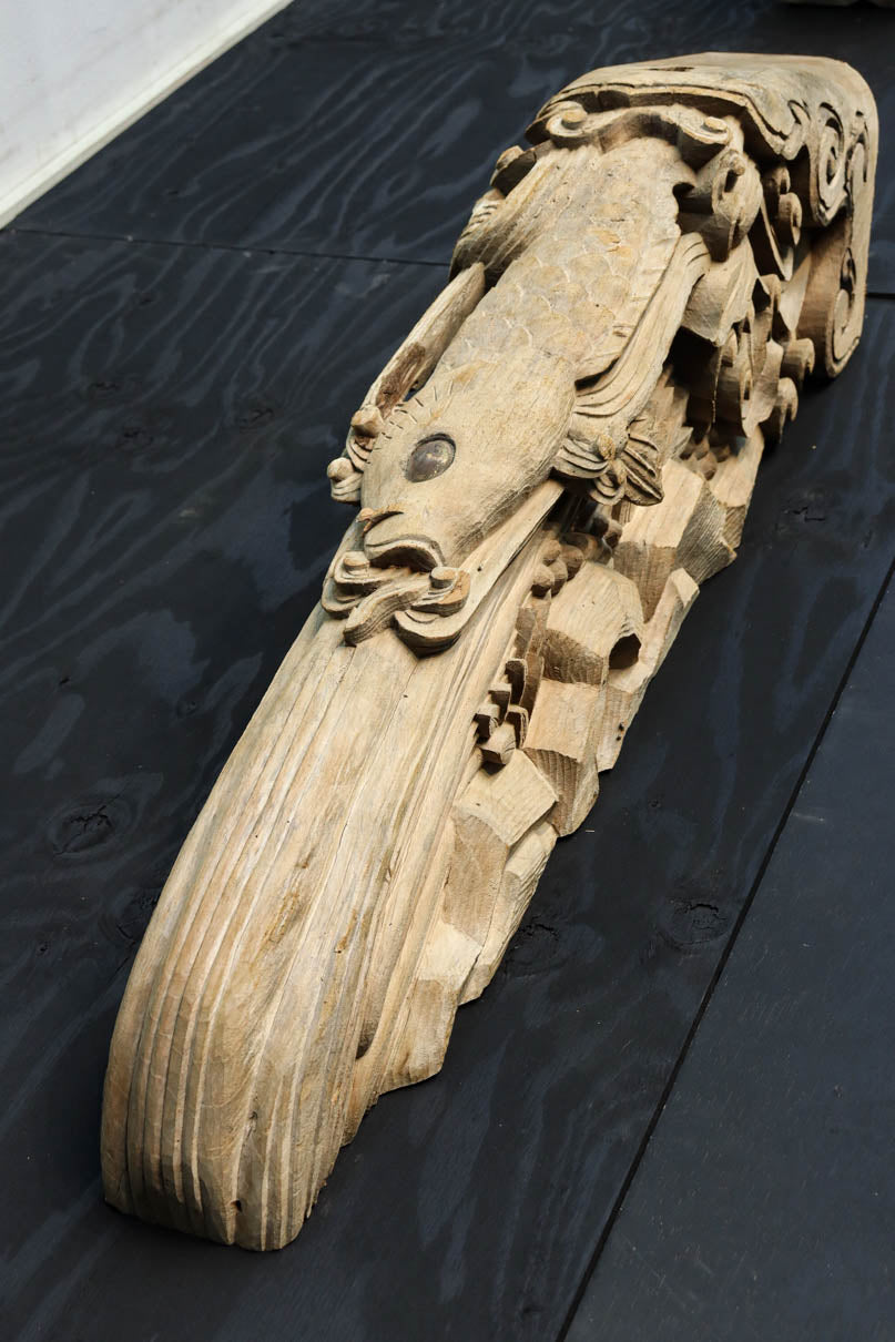 龍へと昇華する鯉の滝昇りを描いた立体彫刻が素晴らしい梁飾り　DC8223ab　在庫(a:1 b:1)枚