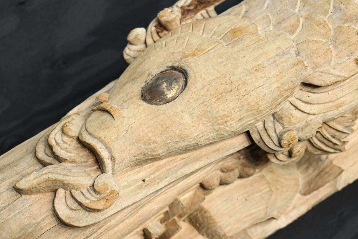 龍へと昇華する鯉の滝昇りを描いた立体彫刻が素晴らしい梁飾り