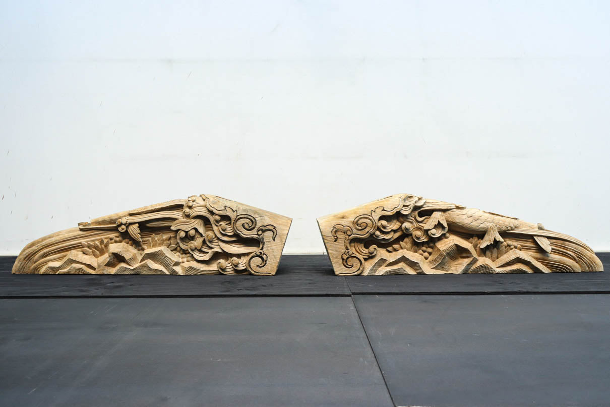 龍へと昇華する鯉の滝昇りを描いた立体彫刻が素晴らしい梁飾り　DC8223ab　在庫(a:1 b:1)枚