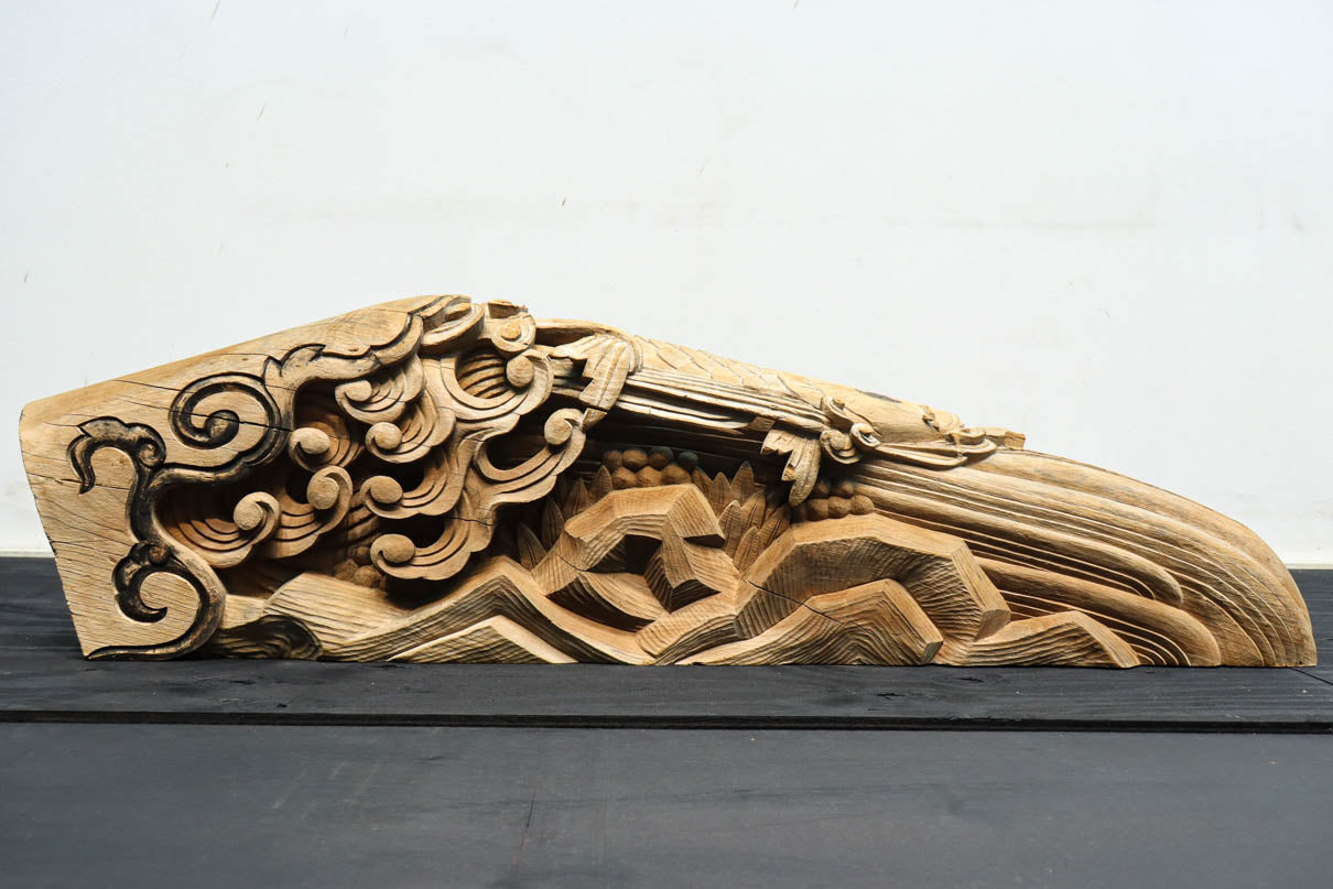 龍へと昇華する鯉の滝昇りを描いた立体彫刻が素晴らしい梁飾り　DC8223ab　在庫(a:1 b:1)枚