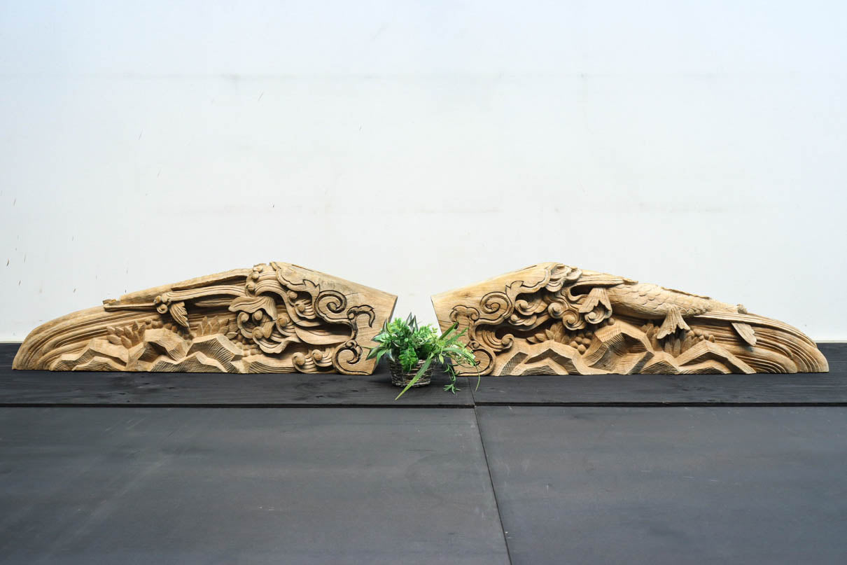 龍へと昇華する鯉の滝昇りを描いた立体彫刻が素晴らしい梁飾り