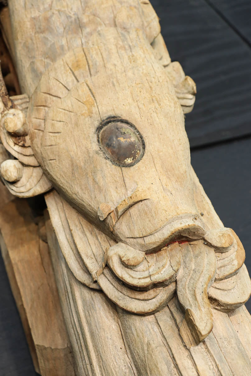 龍へと昇華する鯉の滝昇りを描いた立体彫刻が素晴らしい梁飾り　DC8223ab　在庫(a:1 b:1)枚