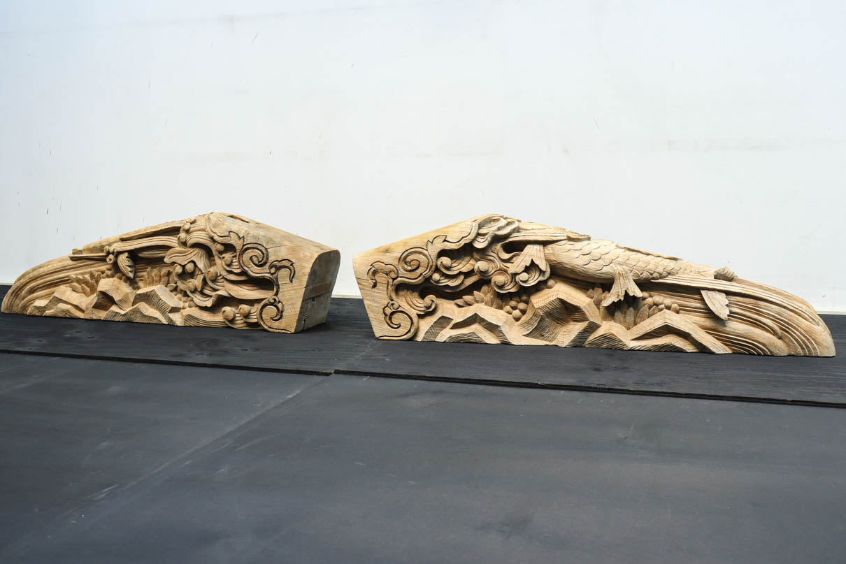 龍へと昇華する鯉の滝昇りを描いた立体彫刻が素晴らしい梁飾り　DC8223ab　在庫(a:1 b:1)枚