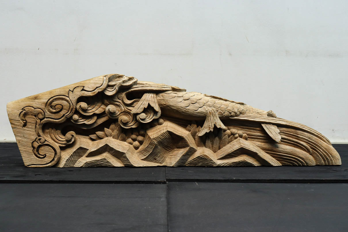 龍へと昇華する鯉の滝昇りを描いた立体彫刻が素晴らしい梁飾り