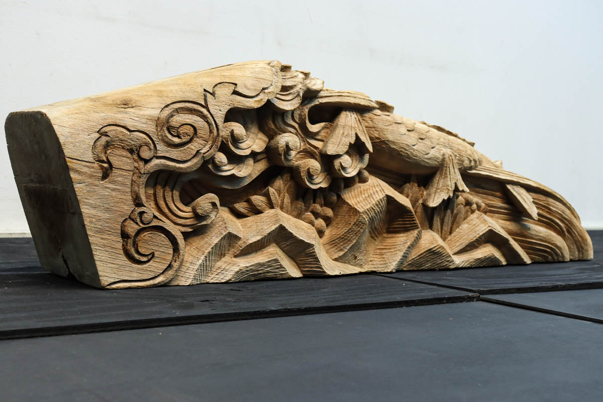 龍へと昇華する鯉の滝昇りを描いた立体彫刻が素晴らしい梁飾り　DC8223ab　在庫(a:1 b:1)枚