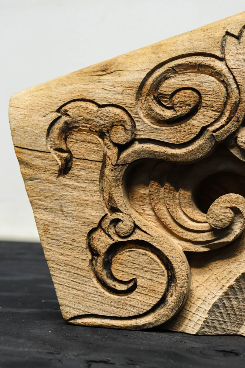 龍へと昇華する鯉の滝昇りを描いた立体彫刻が素晴らしい梁飾り　DC8223ab　在庫(a:1 b:1)枚