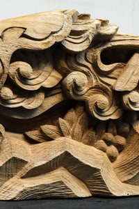 龍へと昇華する鯉の滝昇りを描いた立体彫刻が素晴らしい梁飾り　DC8223ab　在庫(a:1 b:1)枚