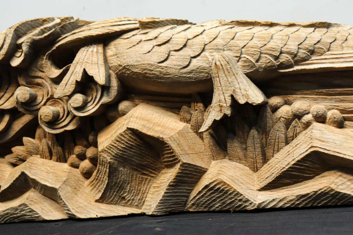 龍へと昇華する鯉の滝昇りを描いた立体彫刻が素晴らしい梁飾り　DC8223ab　在庫(a:1 b:1)枚