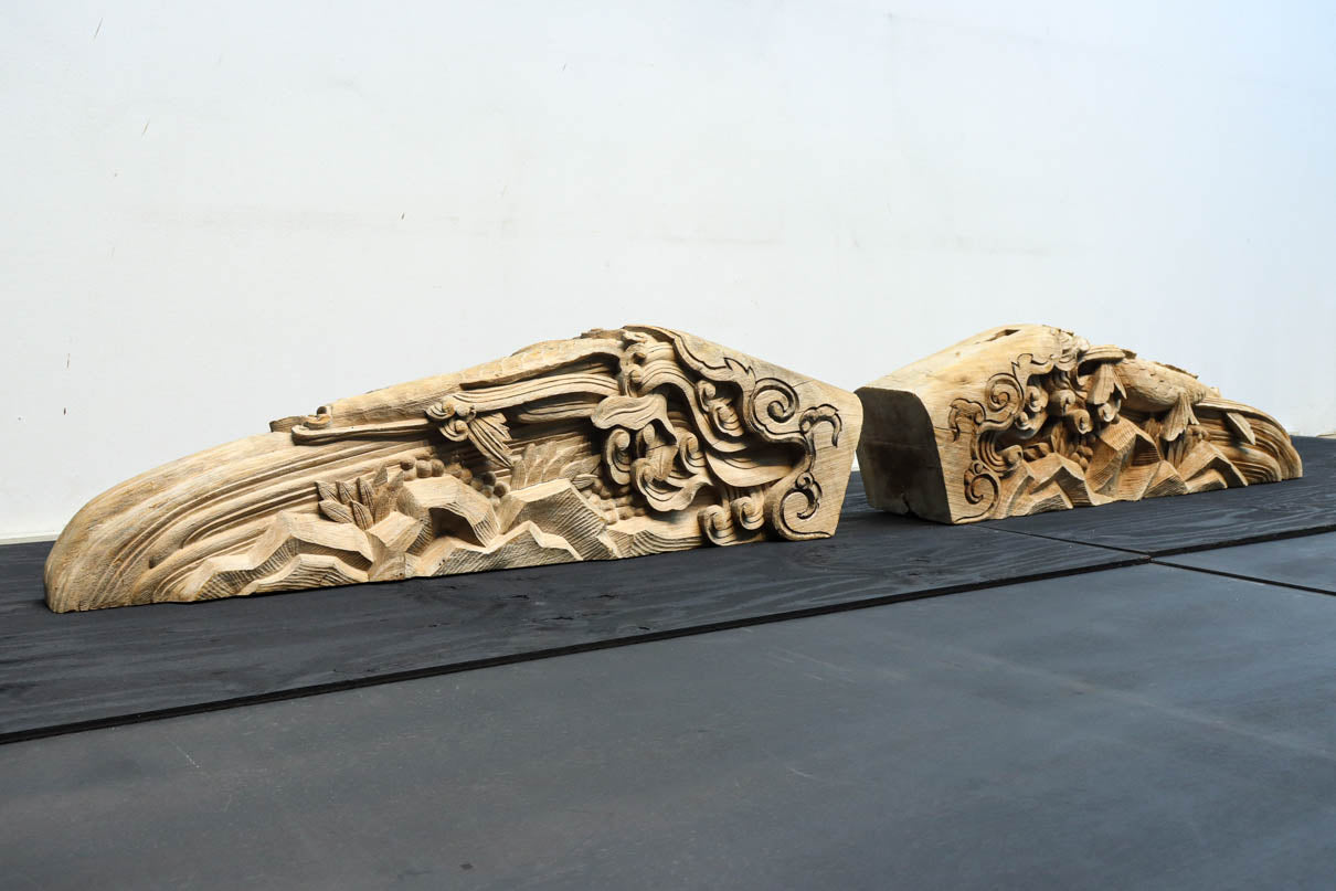 龍へと昇華する鯉の滝昇りを描いた立体彫刻が素晴らしい梁飾り　DC8223ab　在庫(a:1 b:1)枚