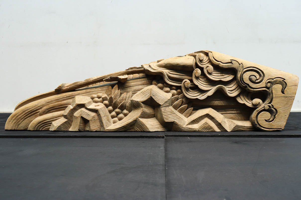 龍へと昇華する鯉の滝昇りを描いた立体彫刻が素晴らしい梁飾り　DC8223ab　在庫(a:1 b:1)枚