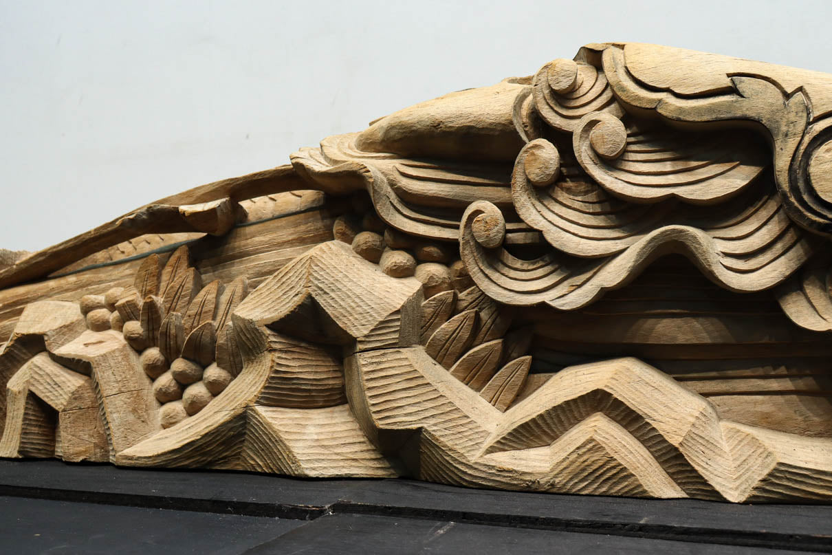 龍へと昇華する鯉の滝昇りを描いた立体彫刻が素晴らしい梁飾り