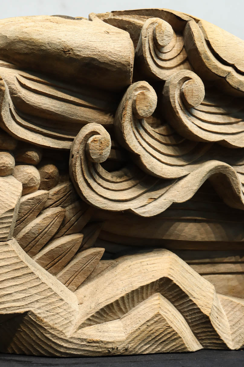 龍へと昇華する鯉の滝昇りを描いた立体彫刻が素晴らしい梁飾り　DC8223ab　在庫(a:1 b:1)枚