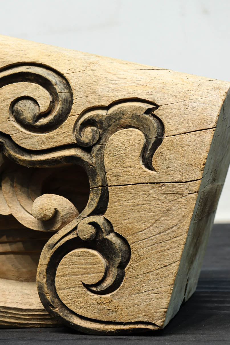 龍へと昇華する鯉の滝昇りを描いた立体彫刻が素晴らしい梁飾り