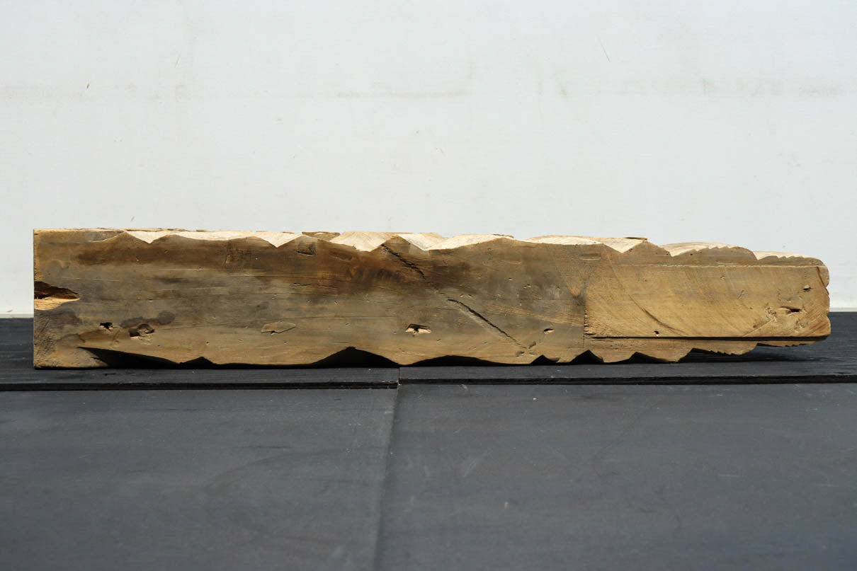 龍へと昇華する鯉の滝昇りを描いた立体彫刻が素晴らしい梁飾り　DC8223ab　在庫(a:1 b:1)枚