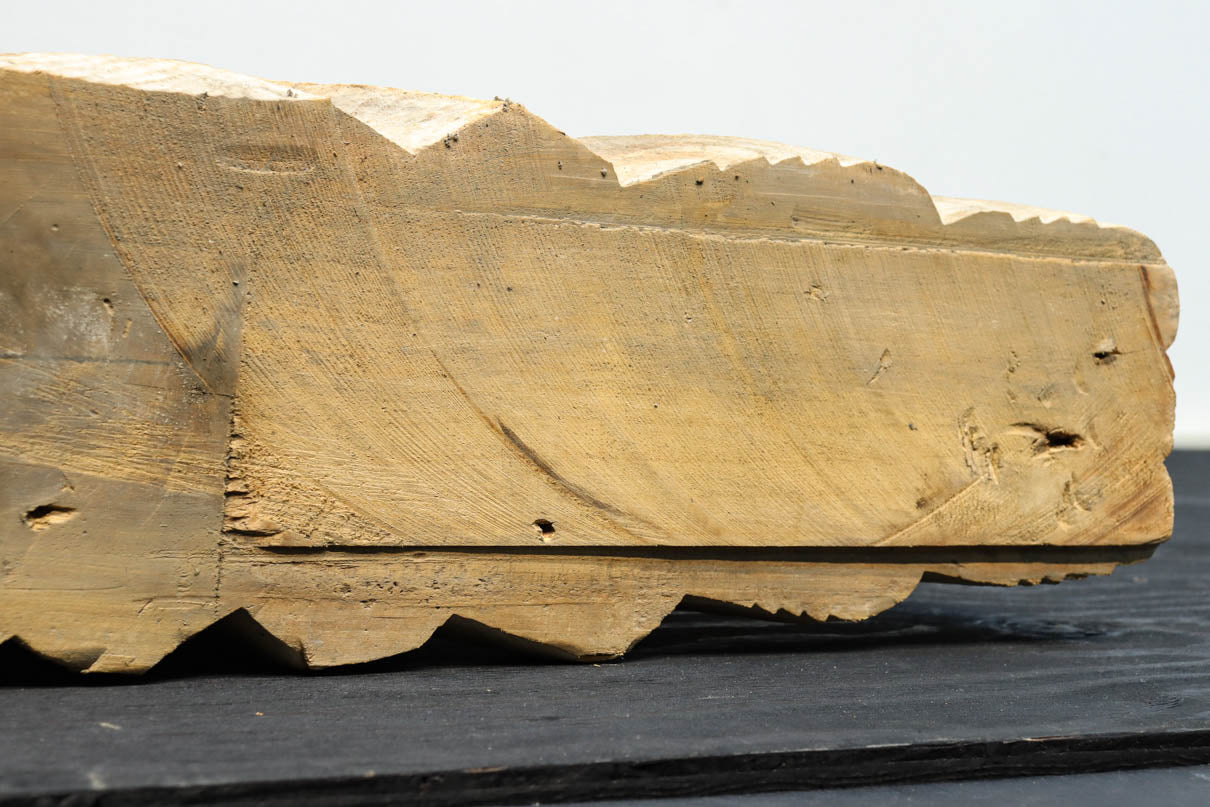 龍へと昇華する鯉の滝昇りを描いた立体彫刻が素晴らしい梁飾り　DC8223ab　在庫(a:1 b:1)枚