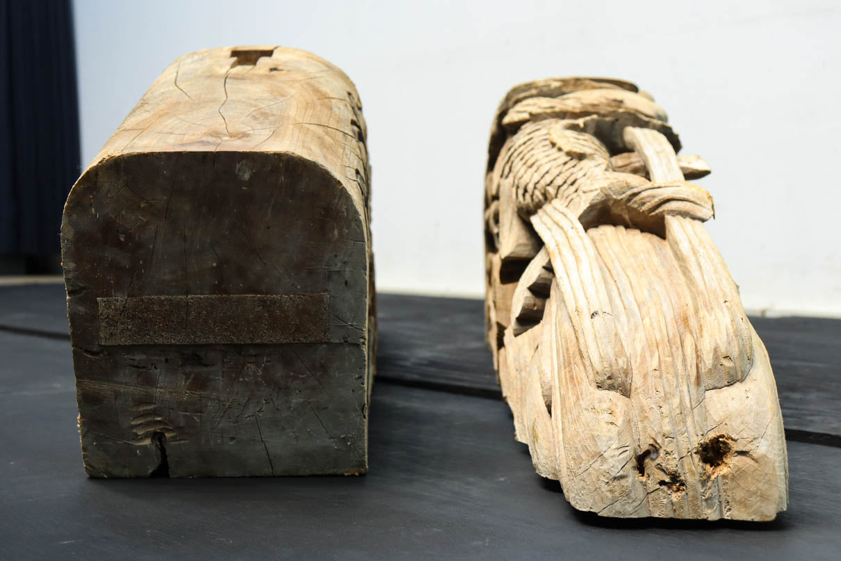 龍へと昇華する鯉の滝昇りを描いた立体彫刻が素晴らしい梁飾り　DC8223ab　在庫(a:1 b:1)枚