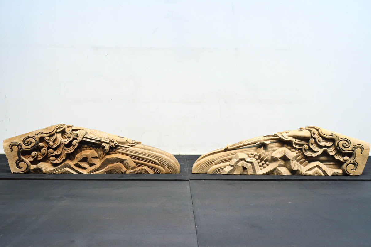 龍へと昇華する鯉の滝昇りを描いた立体彫刻が素晴らしい梁飾り