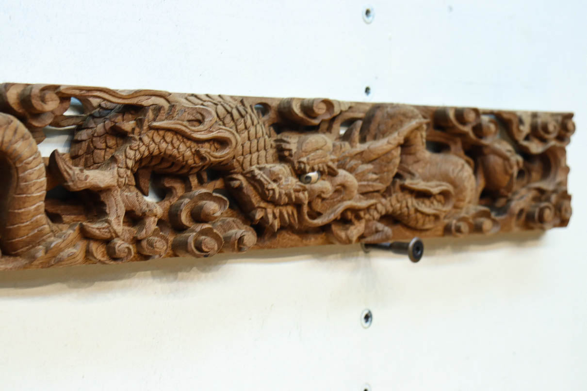 貫禄ある2頭の龍の立体感溢れるけやき彫刻飾り　DC8226