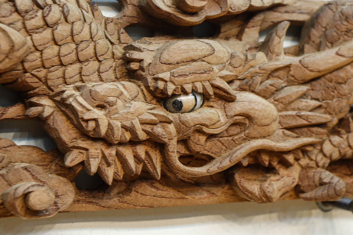 貫禄ある2頭の龍の立体感溢れるけやき彫刻飾り　DC8226
