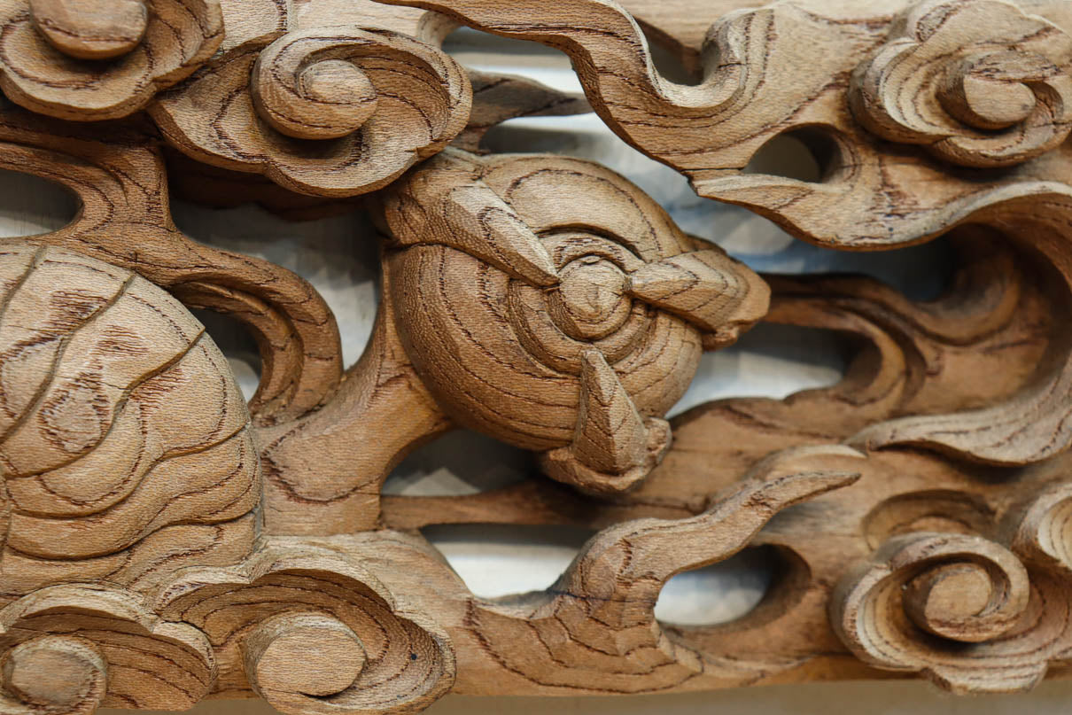 貫禄ある2頭の龍の立体感溢れるけやき彫刻飾り　DC8226