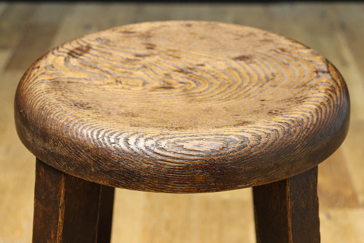 杢目の風合いに味わいが滲み出たオークスツール　 DC8228