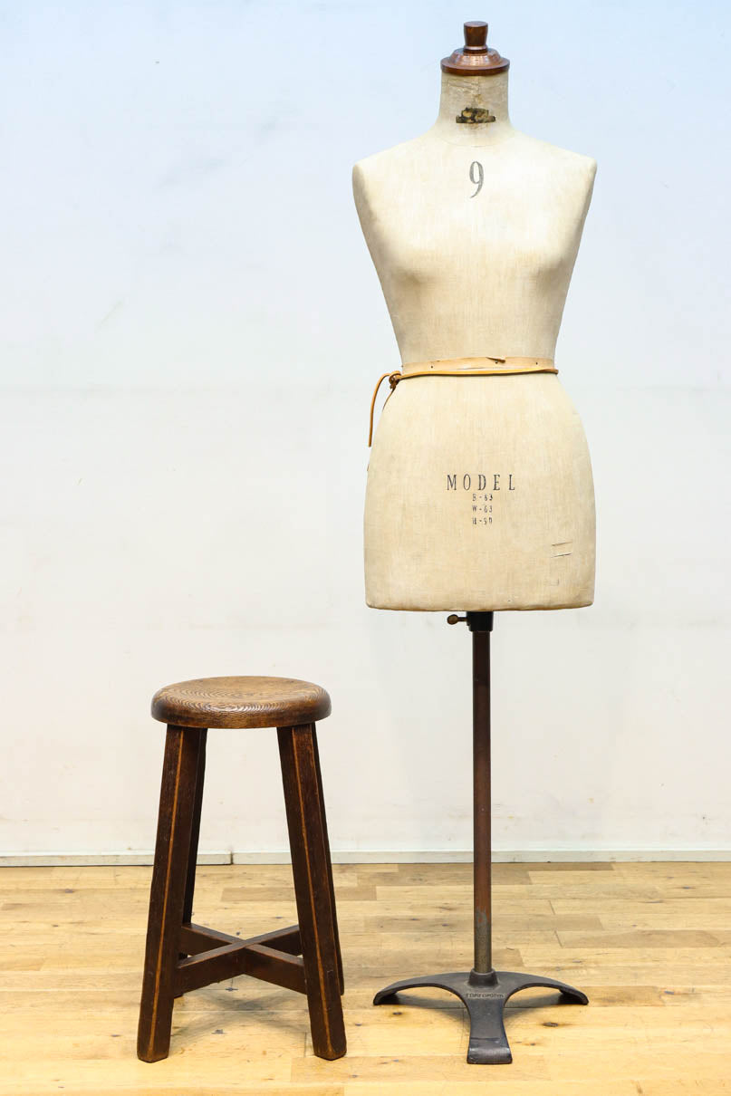 杢目の風合いに味わいが滲み出たオークスツール　 DC8228