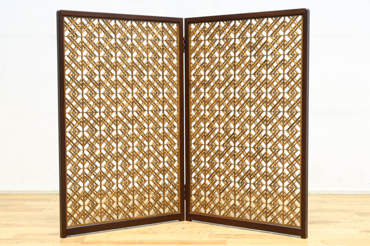 木枠内に幾何学模様をびっしり組み凛とした眺めの2つ折り衝立　DC8231