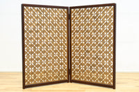木枠内に幾何学模様をびっしり組み凛とした眺めの2つ折り衝立　DC8231