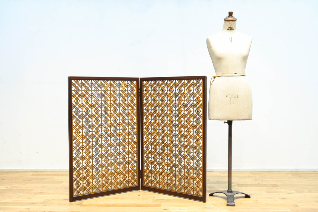 木枠内に幾何学模様をびっしり組み凛とした眺めの2つ折り衝立　DC8231