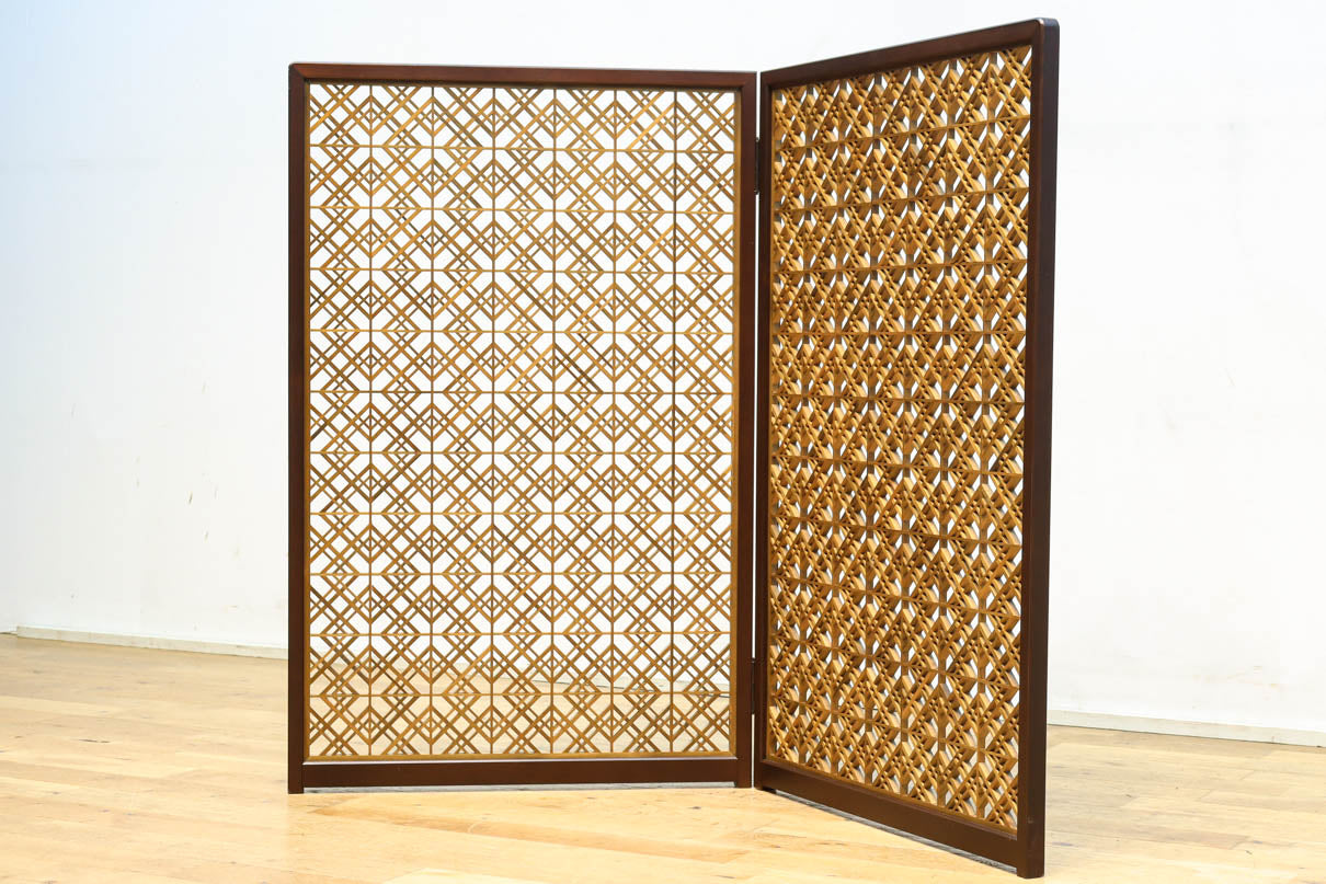 木枠内に幾何学模様をびっしり組み凛とした眺めの2つ折り衝立　DC8231