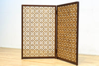 木枠内に幾何学模様をびっしり組み凛とした眺めの2つ折り衝立　DC8231
