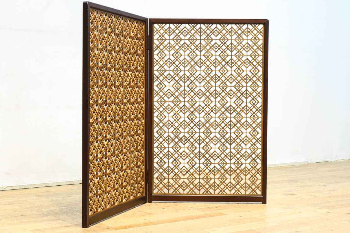木枠内に幾何学模様をびっしり組み凛とした眺めの2つ折り衝立　DC8231