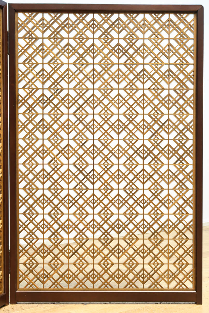木枠内に幾何学模様をびっしり組み凛とした眺めの2つ折り衝立　DC8231