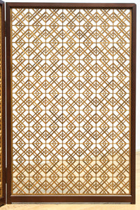 木枠内に幾何学模様をびっしり組み凛とした眺めの2つ折り衝立　DC8231