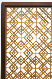 木枠内に幾何学模様をびっしり組み凛とした眺めの2つ折り衝立　DC8231