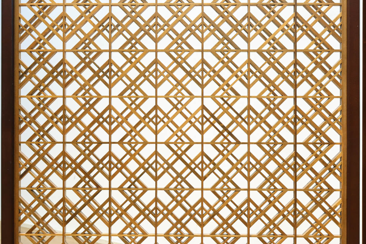 木枠内に幾何学模様をびっしり組み凛とした眺めの2つ折り衝立　DC8231