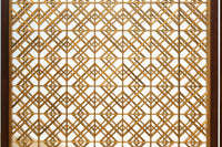 木枠内に幾何学模様をびっしり組み凛とした眺めの2つ折り衝立　DC8231