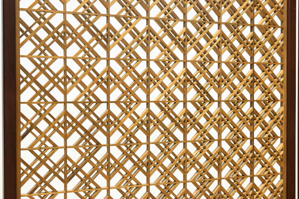 木枠内に幾何学模様をびっしり組み凛とした眺めの2つ折り衝立　DC8231