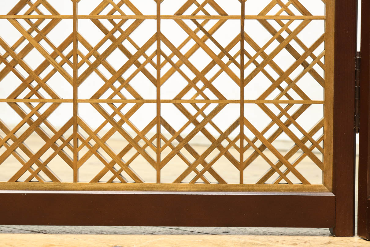 木枠内に幾何学模様をびっしり組み凛とした眺めの2つ折り衝立　DC8231