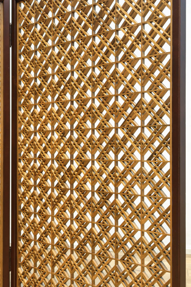 木枠内に幾何学模様をびっしり組み凛とした眺めの2つ折り衝立　DC8231