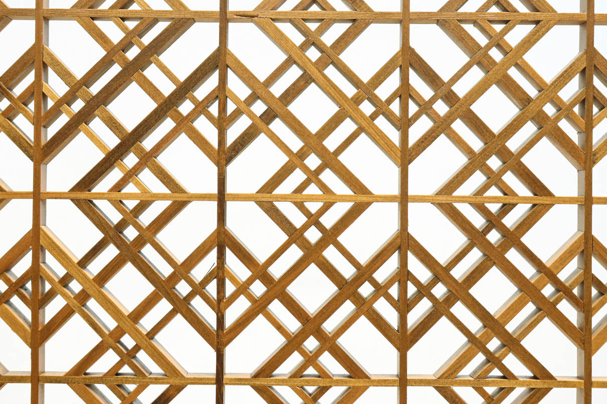 木枠内に幾何学模様をびっしり組み凛とした眺めの2つ折り衝立　DC8231