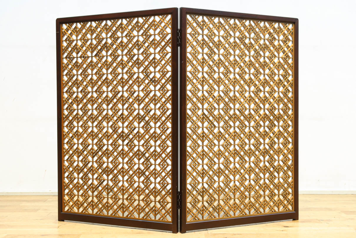 木枠内に幾何学模様をびっしり組み凛とした眺めの2つ折り衝立　DC8231