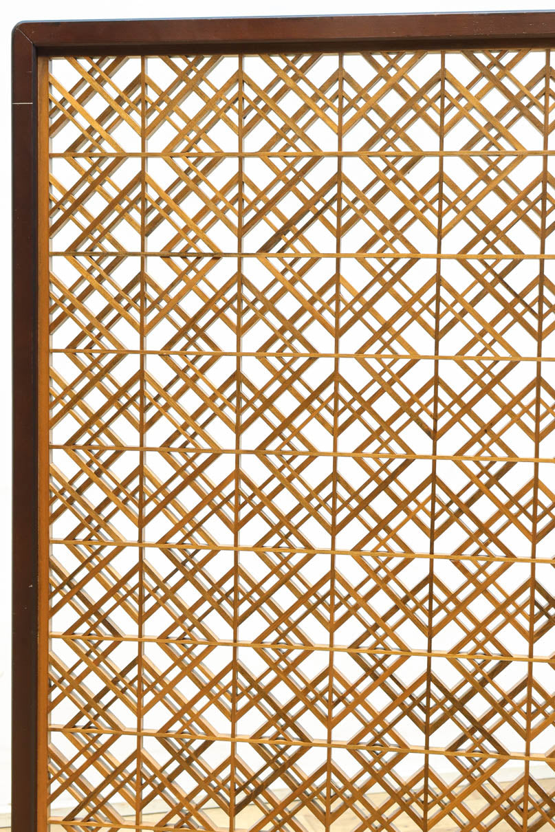 木枠内に幾何学模様をびっしり組み凛とした眺めの2つ折り衝立　DC8231