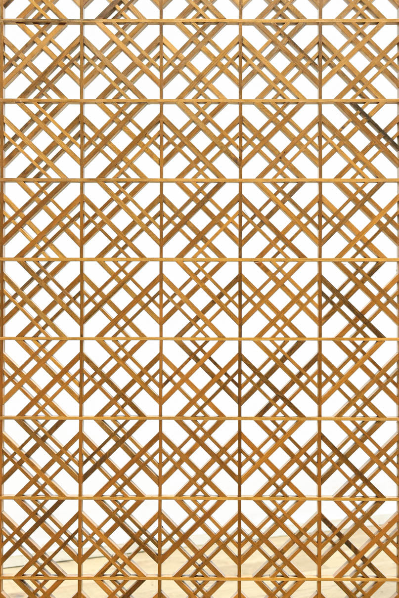 木枠内に幾何学模様をびっしり組み凛とした眺めの2つ折り衝立　DC8231