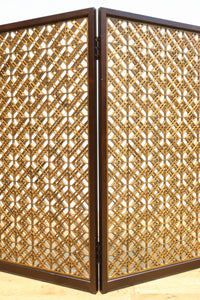 木枠内に幾何学模様をびっしり組み凛とした眺めの2つ折り衝立　DC8231