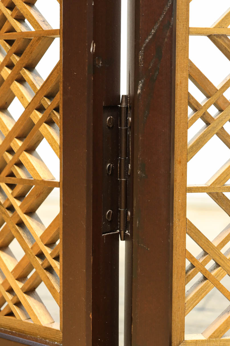 木枠内に幾何学模様をびっしり組み凛とした眺めの2つ折り衝立　DC8231