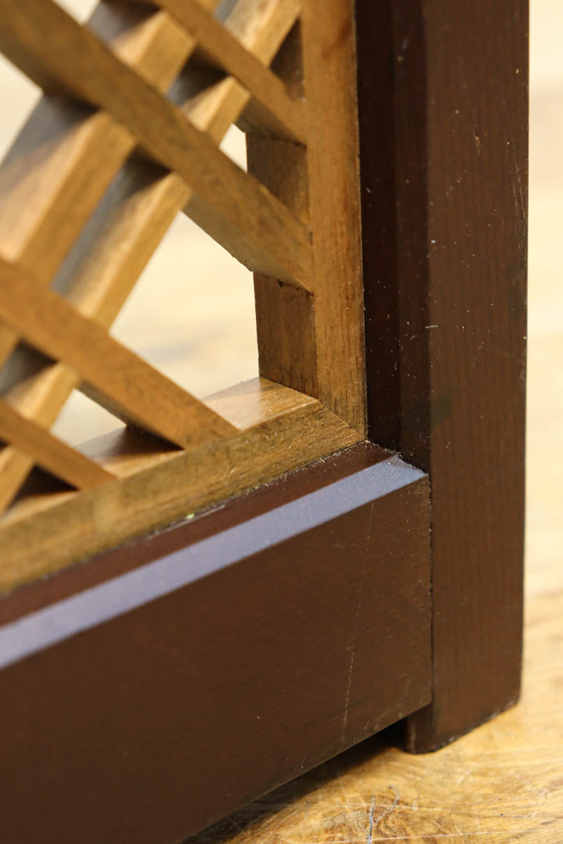 木枠内に幾何学模様をびっしり組み凛とした眺めの2つ折り衝立　DC8231