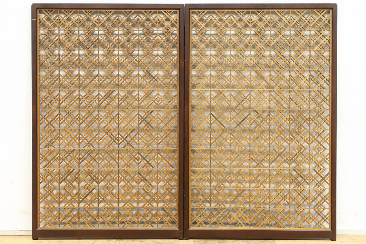 木枠内に幾何学模様をびっしり組み凛とした眺めの2つ折り衝立　DC8231