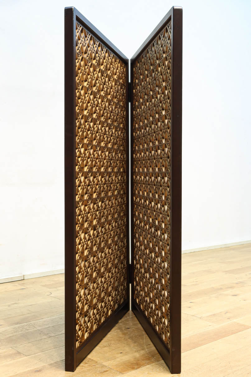 木枠内に幾何学模様をびっしり組み凛とした眺めの2つ折り衝立　DC8231