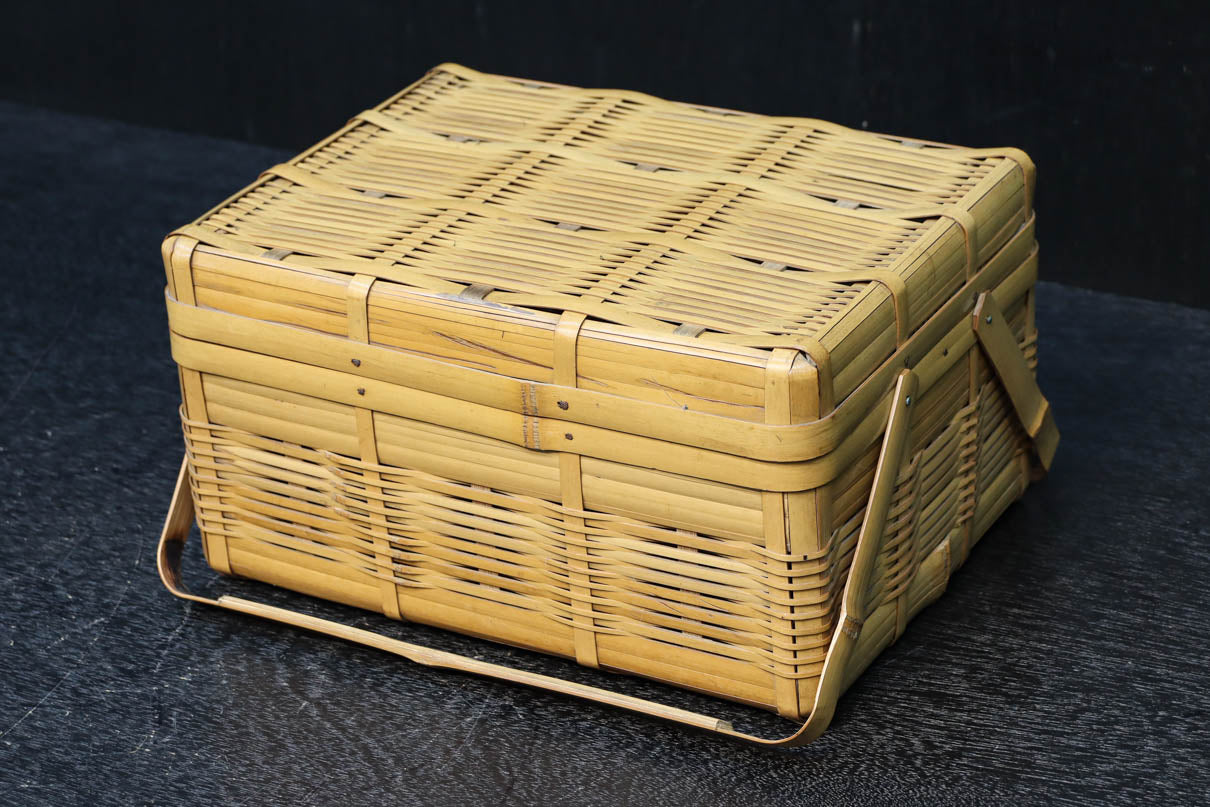 温かみある色合いで品の良い竹編みの小型角型バスケット DC8235